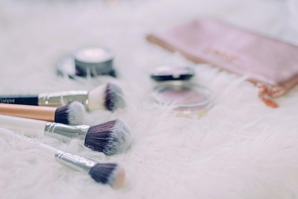 Chic Rétro : Plongée dans les Tendances Maquillage et Coiffures Éternelles
